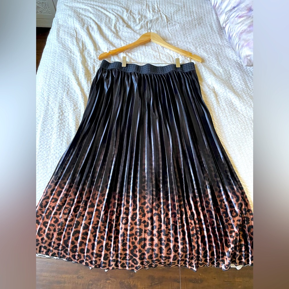 Black velvet leopard print border pleated skirt.